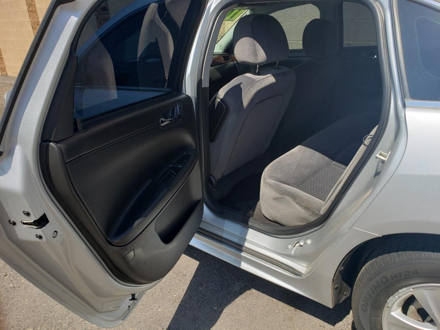2013 silver /gray and black Chevrolet Impala LS (2G1WA5E32D1) with an 3.6L V6 DOHC 16V FFV engine, 6-Speed Automatic transmission, located at 323 E Dunlap Ave., Phoenix, AZ, 85020, (602) 331-9000, 33.567677, -112.069000 - 2013 Chevrolet Impala LS, EXCELLENT condition, A Real Must See!!.... No accidents, Power everything, Ice cold ac, Gray and Black interior with gary cloth seats in near perfect condition, power windows, power door locks, clean Arizona title, Runs and Drives Excellent. Very clean inside and out, Any q - Photo#10